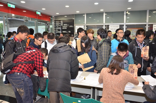 兩岸630名高中生在淡水校園化學競賽。