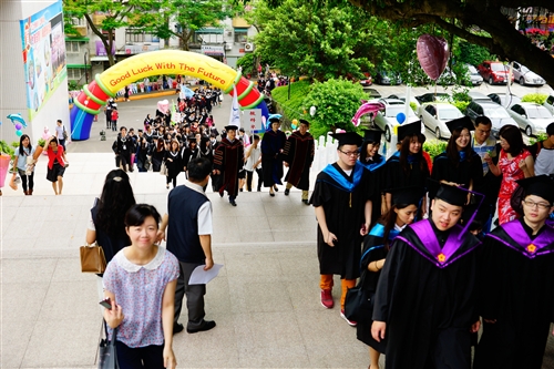 「三環五育 職場享譽」，本校舉行102學年度畢業典禮。