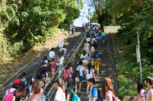 淡江新生的第一堂課：「克難坡巡禮」。