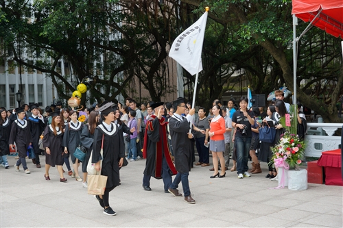 「三環五育 職場享譽」，本校舉行102學年度畢業典禮。