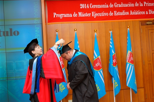 本校舉行第1屆「亞洲研究所數位學習碩士在職專班」畢業典禮。