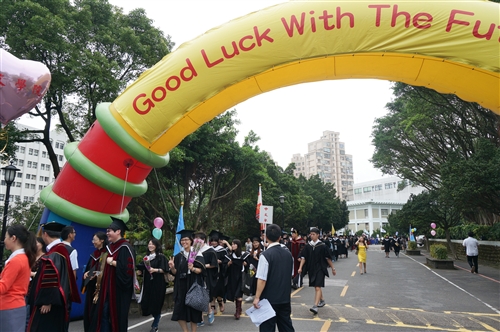 「三環五育 職場享譽」，本校舉行102學年度畢業典禮。