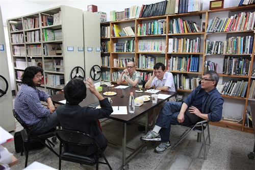 印證時代變遷建築系出版《嚮‧建築：民歌時代的建築青年》。