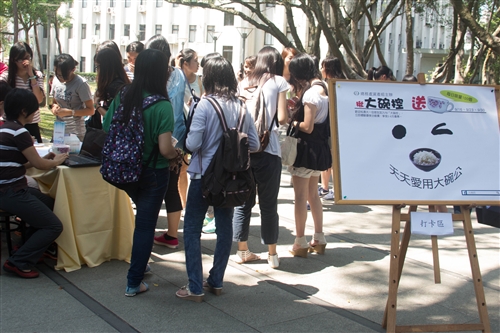 總務處贈送松濤館住宿新生開學環保禮--大碗公。