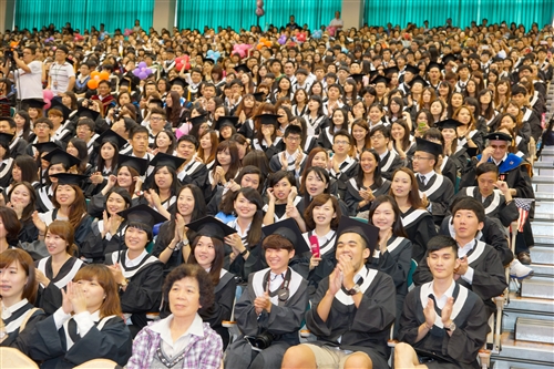 「三環五育 職場享譽」，本校舉行102學年度畢業典禮。