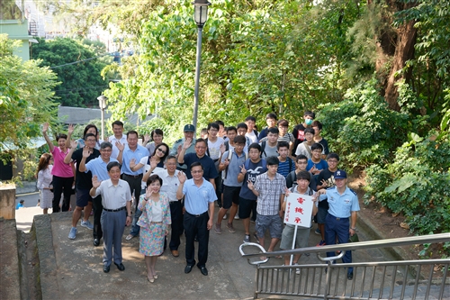 淡江新生的第一堂課：「克難坡巡禮」。