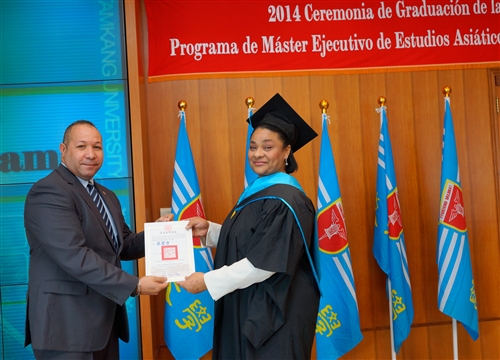 本校舉行第1屆「亞洲研究所數位學習碩士在職專班」畢業典禮。