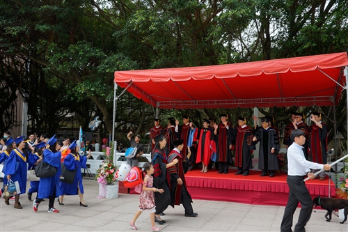 「三環五育 職場享譽」，本校舉行102學年度畢業典禮。