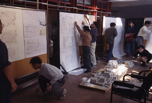 印證時代變遷建築系出版《嚮‧建築：民歌時代的建築青年》。