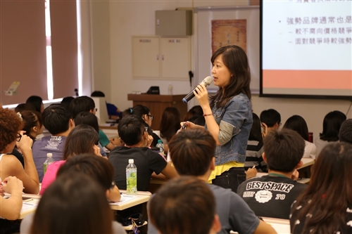 學務處舉辦103學年度「淡海同舟」社團負責人研習會。