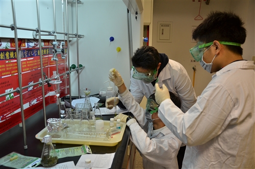 兩岸630名高中生在淡水校園化學競賽。