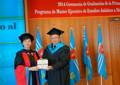 本校舉行第1屆「亞洲研究所數位學習碩士在職專班」畢業典禮。