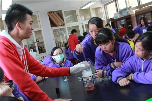 理學院「可見光科學服務隊」寒假下鄉服務。