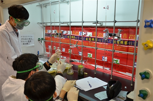 兩岸630名高中生在淡水校園化學競賽。