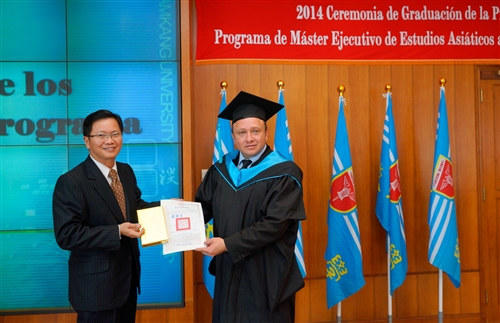 本校舉行第1屆「亞洲研究所數位學習碩士在職專班」畢業典禮。