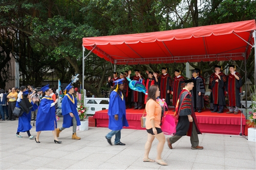 「三環五育 職場享譽」，本校舉行102學年度畢業典禮。