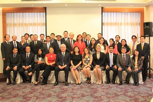 亞洲所數位學習碩士在職專班拉美菁英到校參加面授課程。