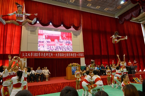 淡江新生的第一堂課：「克難坡巡禮」。