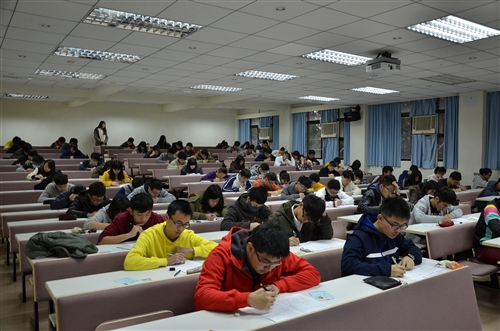 兩岸630名高中生在淡水校園化學競賽。