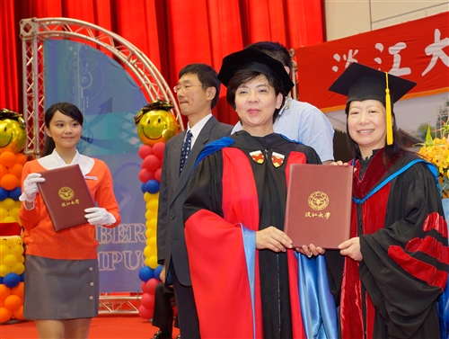 「三環五育 職場享譽」，本校舉行102學年度畢業典禮。