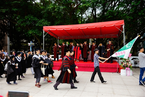 「三環五育 職場享譽」，本校舉行102學年度畢業典禮。