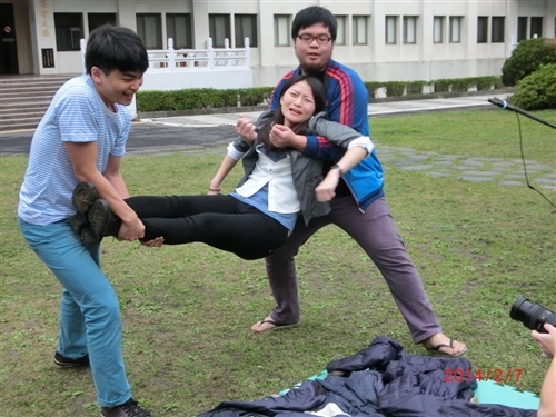 畢業生自製《那一天的身影》MV、《八分之一的青春》微電影共譜回憶。