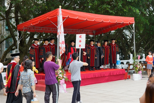 「三環五育 職場享譽」，本校舉行102學年度畢業典禮。