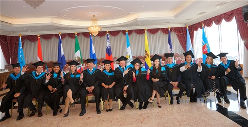 本校舉行第1屆「亞洲研究所數位學習碩士在職專班」畢業典禮。