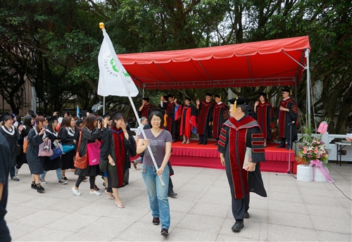 「三環五育 職場享譽」，本校舉行102學年度畢業典禮。