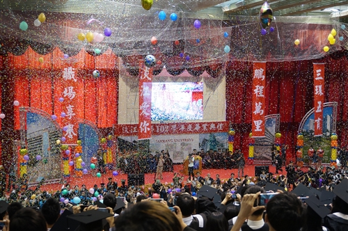 「三環五育 職場享譽」，本校舉行102學年度畢業典禮。