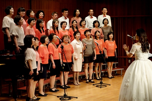 女教職聯誼會合唱團舉辦「淡江花月夜」音樂會。