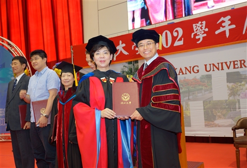 「三環五育 職場享譽」，本校舉行102學年度畢業典禮。