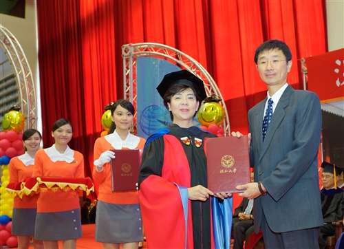 「三環五育 職場享譽」，本校舉行102學年度畢業典禮。