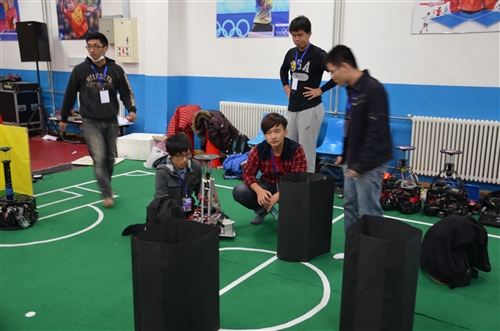 機器人研發團隊再創佳績勇奪2014 FIRA世界盃機器人賽6金3銅。