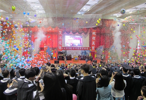 「三環五育 職場享譽」，本校舉行102學年度畢業典禮。