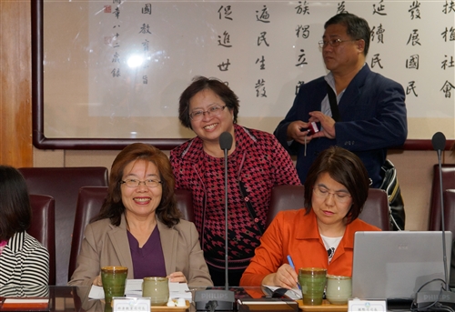 本校102年度推動員工帶薪學習制度榮獲教育部評定優等獎。