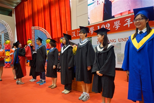 「三環五育 職場享譽」，本校舉行102學年度畢業典禮。