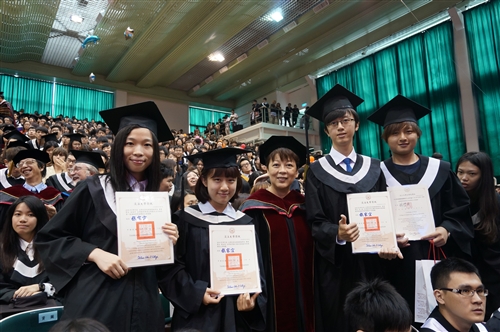 「三環五育 職場享譽」，本校舉行102學年度畢業典禮。