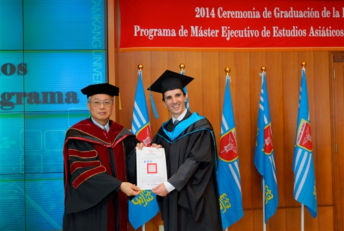 本校舉行第1屆「亞洲研究所數位學習碩士在職專班」畢業典禮。