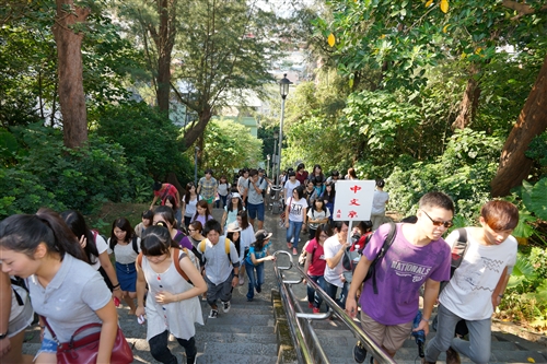 淡江新生的第一堂課：「克難坡巡禮」。