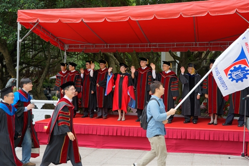 「三環五育 職場享譽」，本校舉行102學年度畢業典禮。