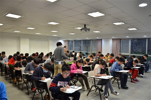 兩岸630名高中生在淡水校園化學競賽。