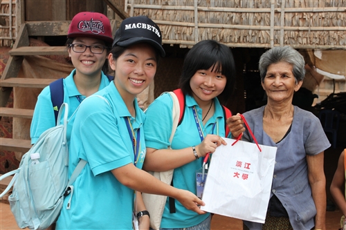 本校柬埔寨服務學習團第8次到柬埔寨哄吥省服務。