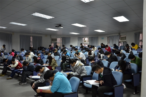 兩岸630名高中生在淡水校園化學競賽。