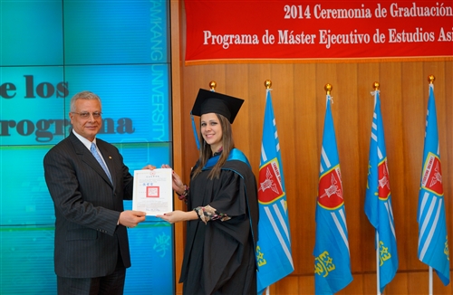 本校舉行第1屆「亞洲研究所數位學習碩士在職專班」畢業典禮。