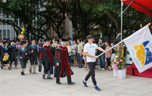 「三環五育 職場享譽」，本校舉行102學年度畢業典禮。