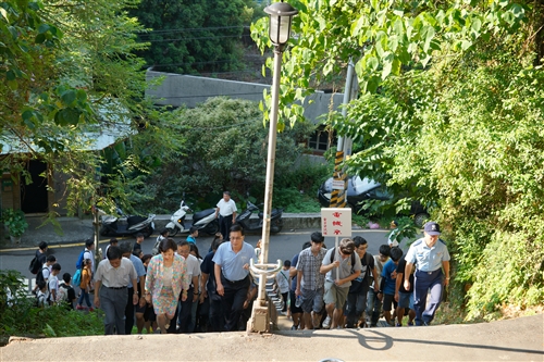 淡江新生的第一堂課：「克難坡巡禮」。