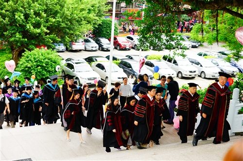 「三環五育 職場享譽」，本校舉行102學年度畢業典禮。