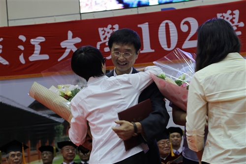 「三環五育 職場享譽」，本校舉行102學年度畢業典禮。