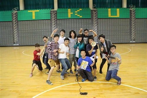 畢業生自製《那一天的身影》MV、《八分之一的青春》微電影共譜回憶。